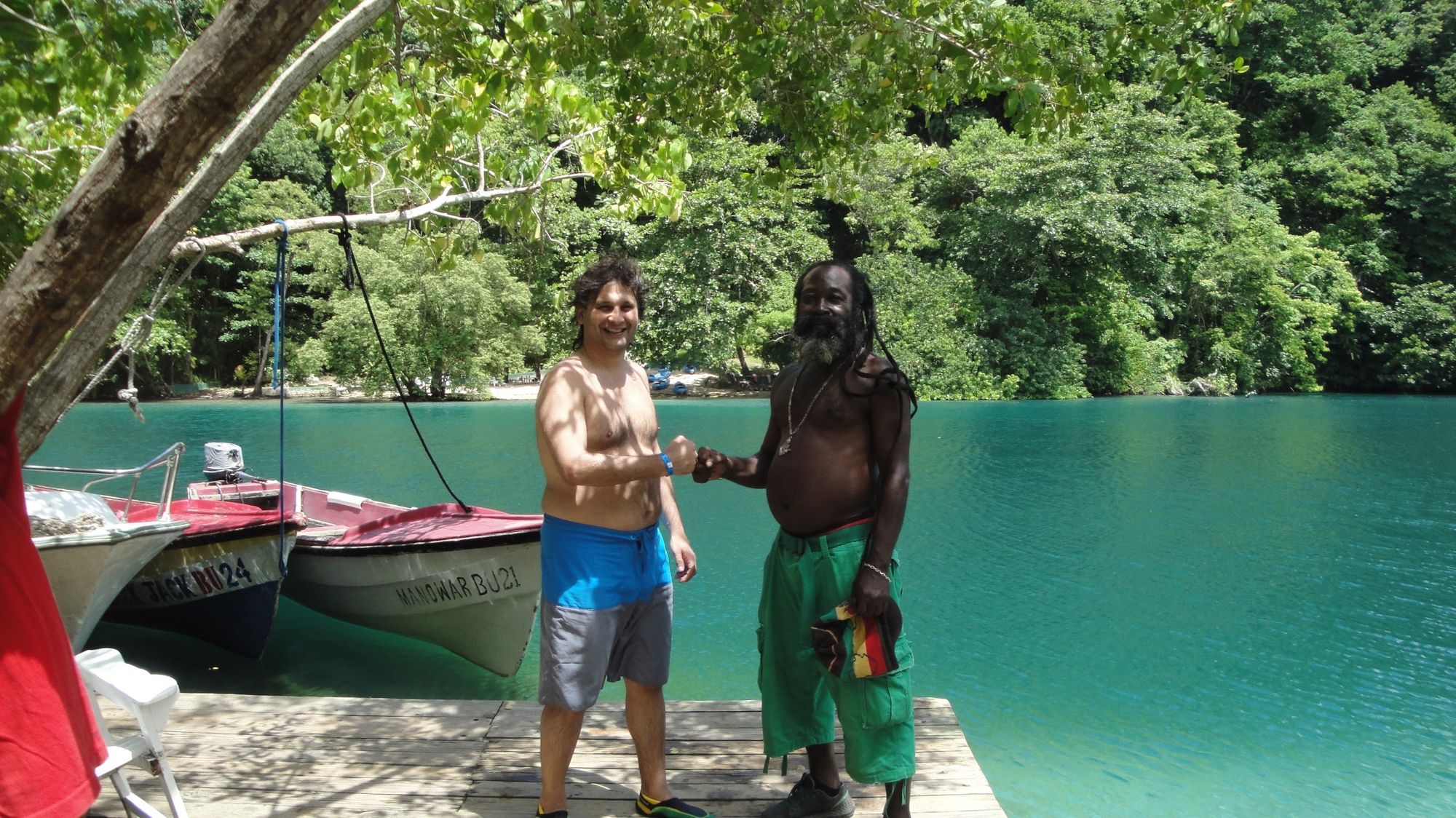 En la Laguna Azul, en Port Antonio, haciendo amigos