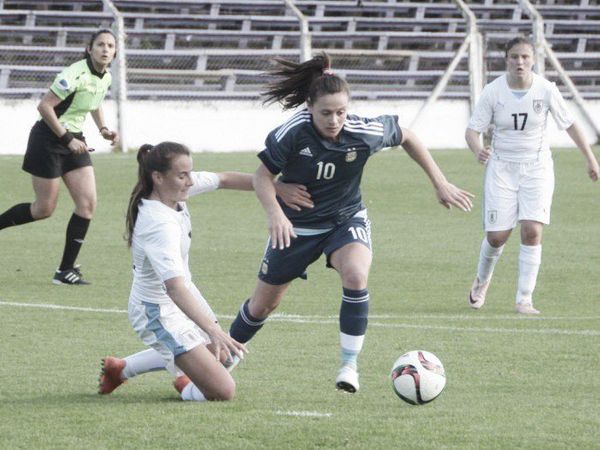 "A la pelota hay que tratarla como a una mujer", y hace 25 años no ganamos nada