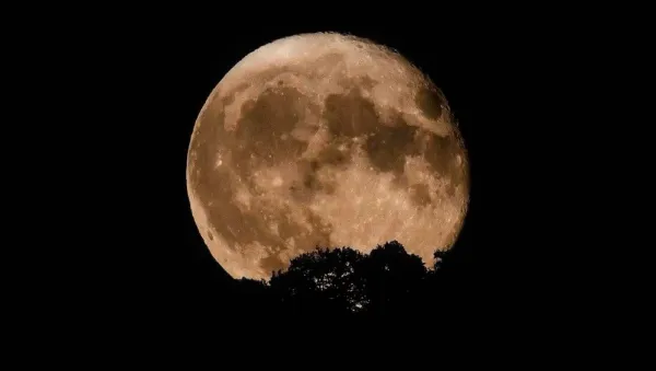 La Luna está aumentando la duración de los días.